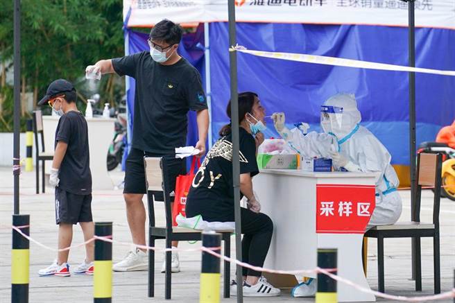 大陆昨新增28例本土新冠确诊，创近一个月新高，分布在7个省市。（新华社）