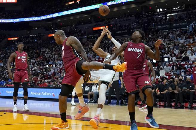 阿提托康波遭到前队友塔克(左二)整个撞翻。(美联社)