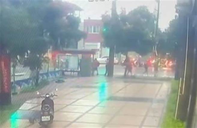 桃园市大溪区36岁吴姓男子昨天傍晚，突然攻击等候公车的学生，遭警方送办。（翻摄照片）