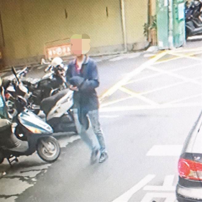 警方21日晚間11時許至花蓮市區國聯四路與國聯五路口時，竟發現李男正在該路口的攤位購賣燒烤，警方立即當街逮捕李嫌。（翻攝）