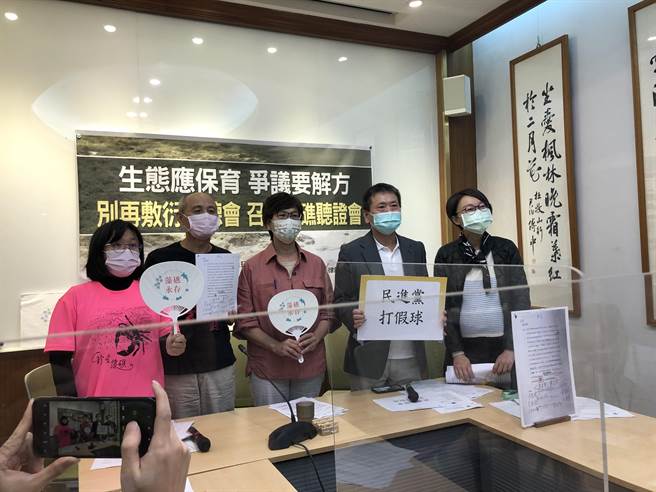 国民党立委林为洲、吴怡玎、民眾党立委蔡壁如今天偕同珍爱藻礁公投领衔人潘忠政、台湾蛮野心足生态协会蔡雅滢律师共同举行记者会。（赵婉淳摄）