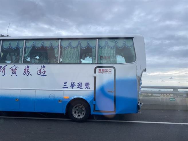 游览车被大货车追撞，车尾稀烂，车上5名游客送医。（彰化县消防局第三大队提供／吴敏菁彰化传真）