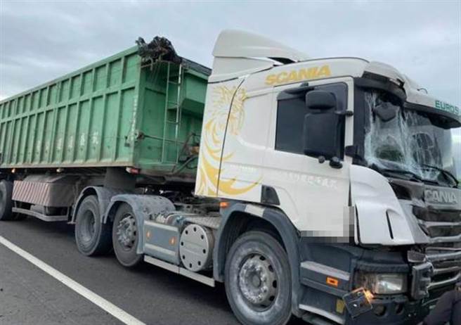 大货车追撞游览车，车头全烂。（彰化县消防局第三大队提供／吴敏菁彰化传真）