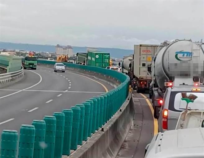 西滨快速道大货车追撞游览车，回堵严重。（彰化踢爆网提供／吴敏菁彰化传真）