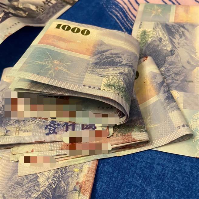 染有血迹钞票(翻摄照片／戴上容新北传真)
