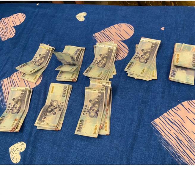 染有血迹钞票(翻摄照片／戴上容新北传真)