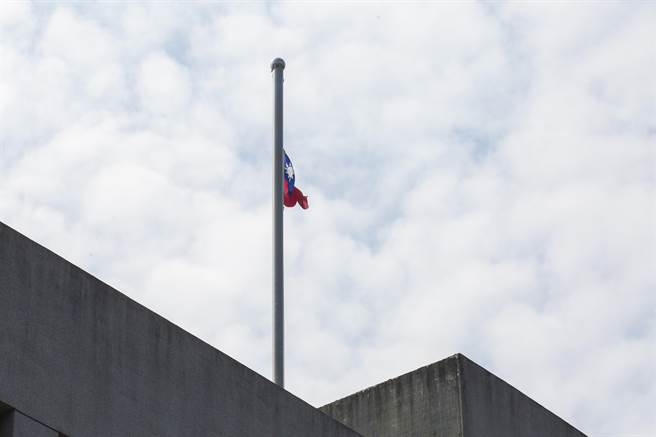 悼念城中城罹难者，22日全国降半旗致意。（袁庭尧摄）