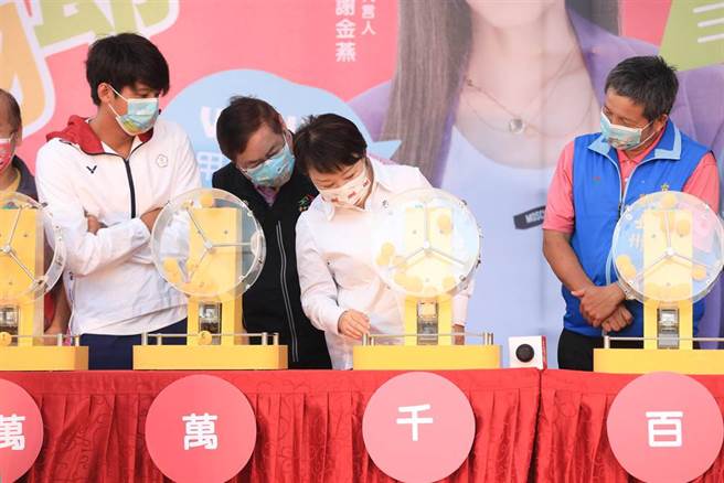 台中購物節綁定發票即可抽大獎，一名網友爽中5000元，引起網友討論。（盧金足攝）