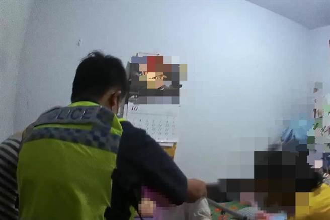 查埔郎ㄟ坚持！老翁久坐座便椅达6小时不愿起身，员警温情喊话助攻。（民眾提供／卢金足台中传真）