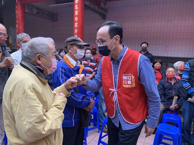 國民黨主席朱立倫(右)在罷免投票前到台中催票。(林欣儀攝)