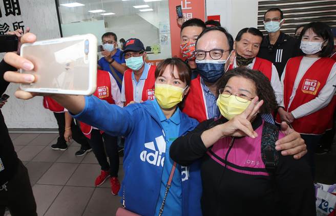 國民黨主席朱立倫，22日上午到霧峰市場，與刪Q團體一起拜託大家明天投下同意罷免票，遇到相同理念的民眾，要求合照。（黃國峰攝）