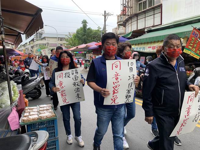 台中市议会国民党团议员齐聚乌日区，为删Q罢免案最后请托。(林欣仪摄)