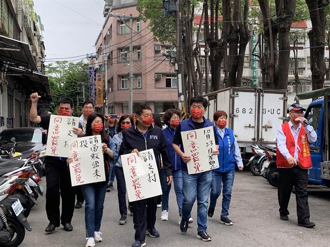台中市议会国民党团议员齐聚乌日区，为删Q罢免案最后请托。(林欣仪摄)