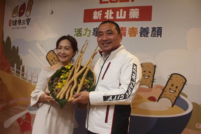 新北市结合电商平台促销山药，新北市长侯友宜与「消费高手一起购」主持人支艺桦同台推广。（陈慰慈摄）