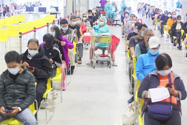 台北市第一剂施打率在六都为第一名；对此，北市议员许淑华痛批，覆盖率第一是因为北农和虎林事件，台北市当时疫情最严重，施打几万人，还敢宣称六都第一，根本是大内宣。（示意图／本报资料照片）