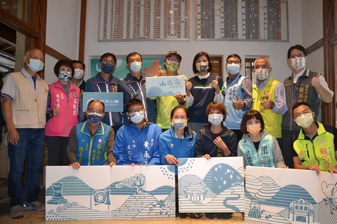 新北市观旅局今在山佳古蹟车站举办「山底家—山林现场制造」主题展览，融合辖内9区的山林资源和特色路线，并邀请山岳导演麦觉明参与，邀民眾在走访车站，也能透过五感体验新北山林特色，并至登山步道走走。（蔡雯如摄）