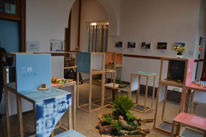 新北市观旅局今在山佳古蹟车站举办「山底家—山林现场制造」主题展览，融合辖内9区的山林资源和特色路线，并邀请山岳导演麦觉明参与，邀民眾在走访车站，也能透过五感体验新北山林特色，并至登山步道走走。（蔡雯如摄）