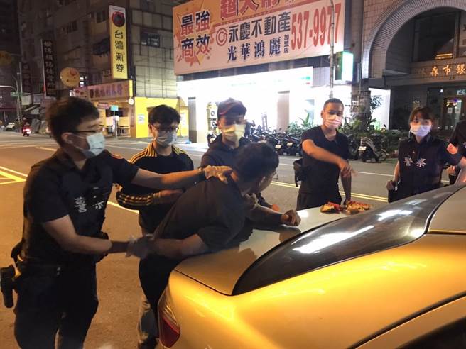 高雄23岁戴姓男子在网路上意图利用五倍券贩售毒品，遭警方乔装买家一举破获，警方当场将戴男逮捕归案。（翻摄画面／洪浩轩高雄传真）