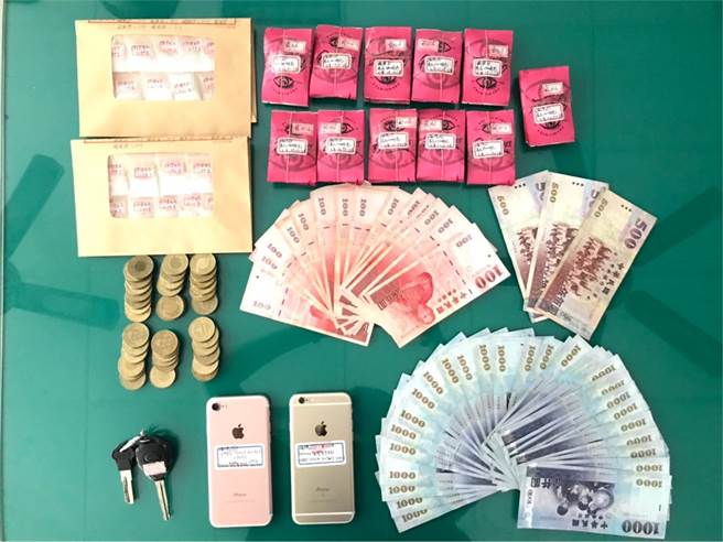 高雄23岁戴姓男子在网路上意图利用五倍券贩售毒品，遭警方乔装买家一举破获，并于戴男车上起获108包毒品咖啡包(毛重398.52公克)、18包毒品K他命(毛重34.02公克)、贩毒所得3万8000元等证物。（翻摄画面／洪浩轩高雄传真）