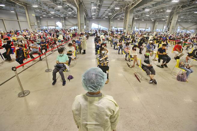 医师沈政男认为「有疫苗就打」的说法已过时，根据瑞典研究混打效果更佳，且台湾疫情趋缓，大家应选择最佳组合施打。图为民眾接种疫苗的画面。（杜宜谙摄）