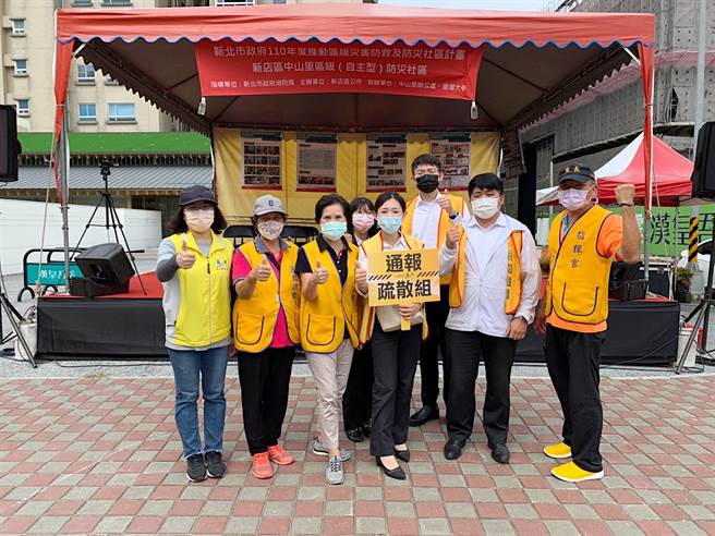 社区防灾演练，永庆房屋不只赞助帐篷，更实际参与演练，成为地方坚强的后盾。(图/永庆房屋提供)