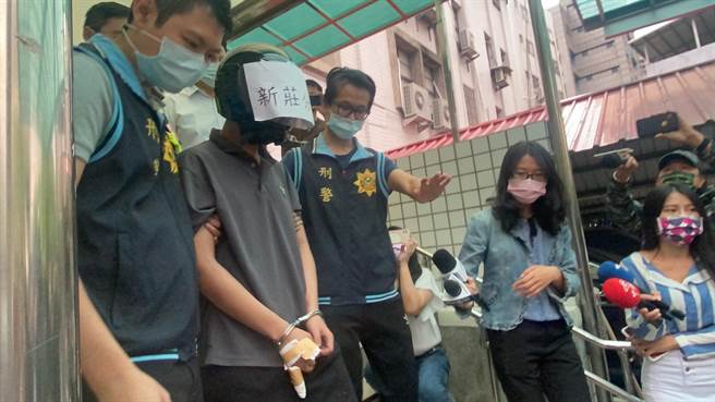 20歲李男昨下午疑因偷竊失風，刺殺養育他的78歲楊姓老婦人，再搶走嬤家的36萬元鉅款，李男移送時全程不發一語。（戴上容攝）