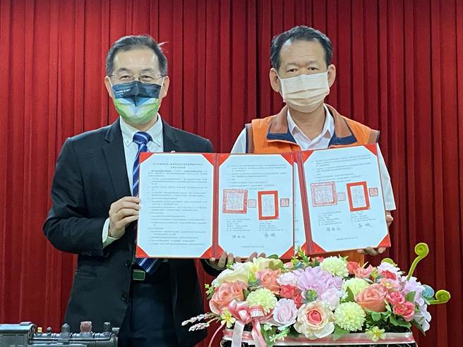 台铁副局长冯辉升与民雄农工校长锺顺水代表签立产学合作。（廖素慧摄）