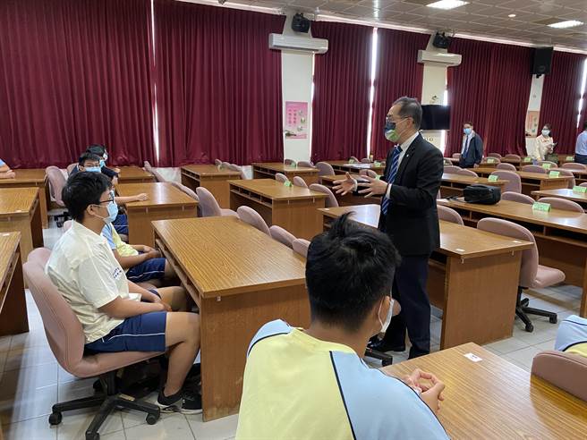 台铁副局长冯辉升鼓励民雄农工学生透过产学合作，加入台铁行列。（廖素慧摄）