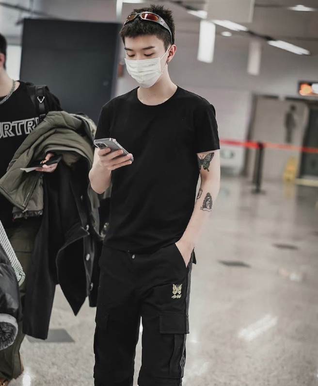 范丞丞被发现手臂上有蝴蝶纹身，揣测跟欧阳娜娜有关。(翻摄自新浪娱乐微博)