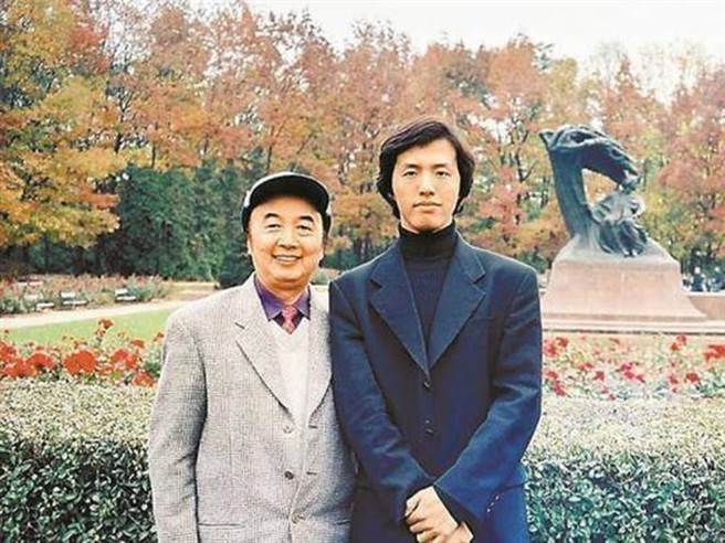 李云迪与老师但昭义合照。（封面新闻）