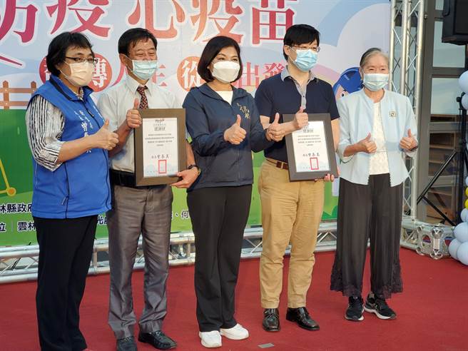 云林县卫生局媒合精神科医师何政岳（右二）进驻诸元医院提供心理治疗，陪病患设定出专属的生活模式，治标又治本，县长张丽善（中）颁发感谢状给副院长蔡尔信（左二）与何政彦医师。（周丽兰摄）