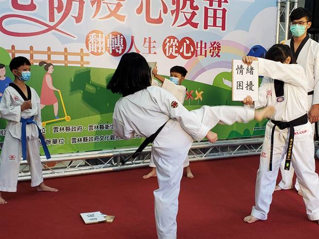 云林县本月心理健康月鼓励戒酒瘾，防治自杀、情绪困扰、忧郁症、网路成瘾等。（周丽兰摄）