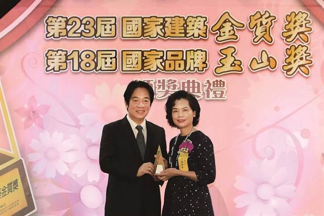 日盛证券荣获国家品牌玉山奖「杰出企业奖」，副总统赖清德(左)颁奖予日盛证券资深副总谢雨润(右)。图／日盛证券提供。