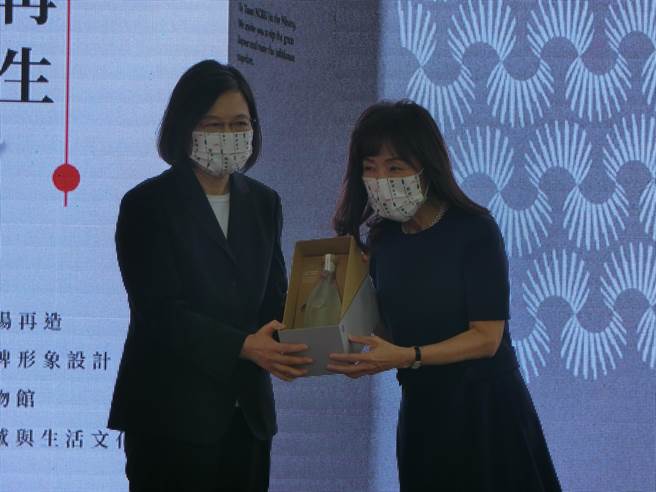 成大校長蘇慧貞(右)贈送成大與馬祖酒廠合作生產校慶紀念酒給蔡英文總統。(曹婷婷攝)