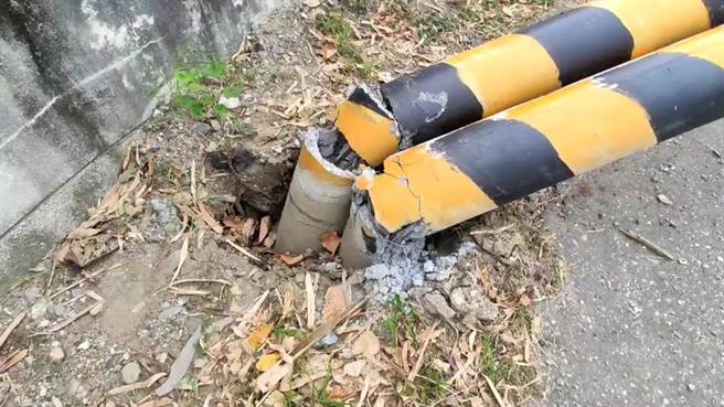 1辆载运压路车的拖板车因高度太高，行经志航路3段转弯处勾到电线杆，造成电杆倒塌。（民眾提供／蔡旻妤台东传真）