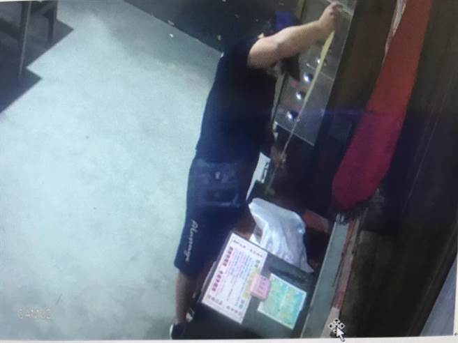 竊嫌以自製黏貼板伸入香油箱內竊取香油錢。（讀者提供／劉秀芬台南傳真）