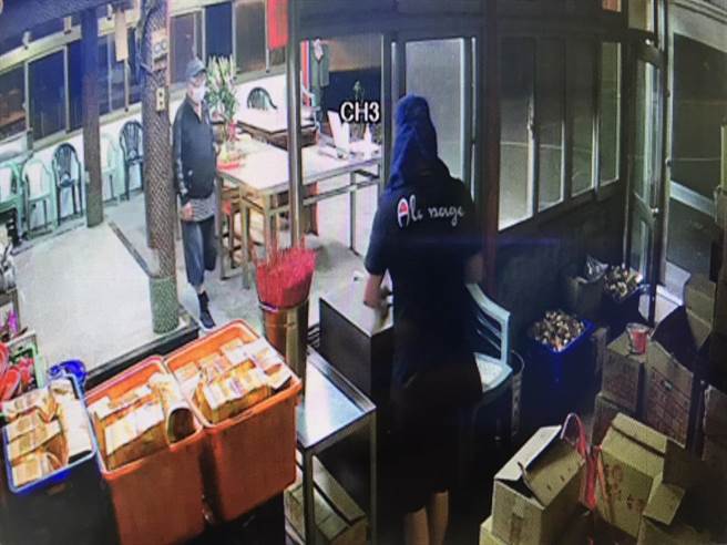 竊嫌分工合作，一人黏錢一人把風。（讀者提供／劉秀芬台南傳真）