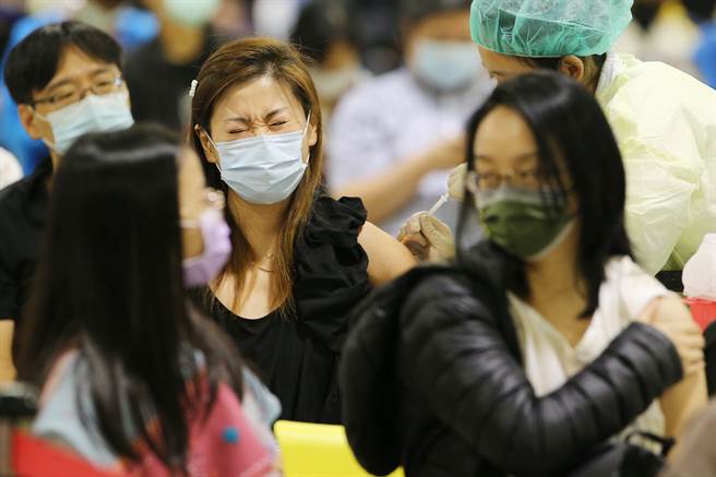 指挥中心力拼10月疫苗涵盖率7成、两剂接种率3成。图为民眾接种疫苗的画面。（杜宜谙摄）