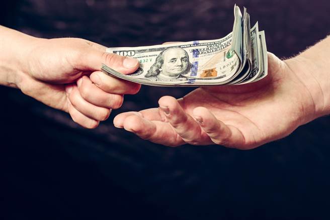 为了要吸引与留下员工，高达97％美国雇主计画明年调薪，预计平均调幅约达3％，高于今年（2021）的2.7％。(图／shutterstock)
