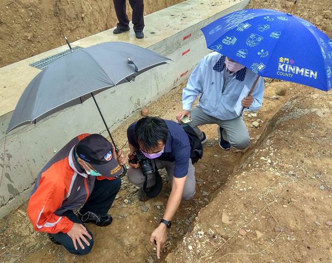 金門正進行拓寬工程的環島北路3段，在離地表1米處發現有貝殼、瓦陶片土層的疑似貝塚遺址。（金門縣文化局提供）