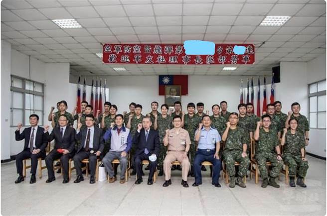 军闻社因刊出这张军友社劳军照，图中红布条露出飞弹所属单位名称遭指泄密，让基层官兵不满。(翻摄军闻社)