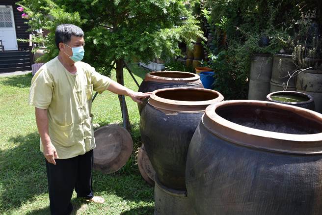 竹南蛇窑窑主林瑞华四处搜集头份兴隆窑、恒益窑的百年老陶缸。（谢明俊摄）