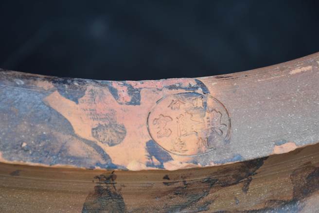 头份兴隆窑所出产老陶缸缸沿厂记非常特殊。（谢明俊摄）