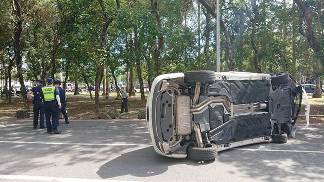 台南市東區1輛賓士車自撞分隔島石座，翻車在路中央。（程炳璋攝）