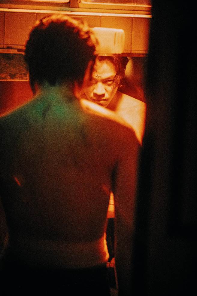 卢广仲在新歌MV中挑战亡命打手角色。（添翼创越提供）