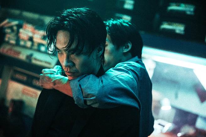 卢广仲在新歌MV中挑战亡命打手角色。（添翼创越提供）