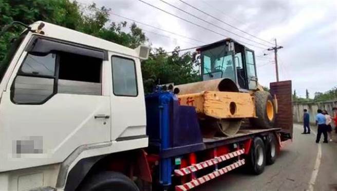 1辆载运压路车的拖板车因高度太高，行经志航路3段转弯处勾到电线杆，造成电杆倒塌。（民眾提供／蔡旻妤台东传真）