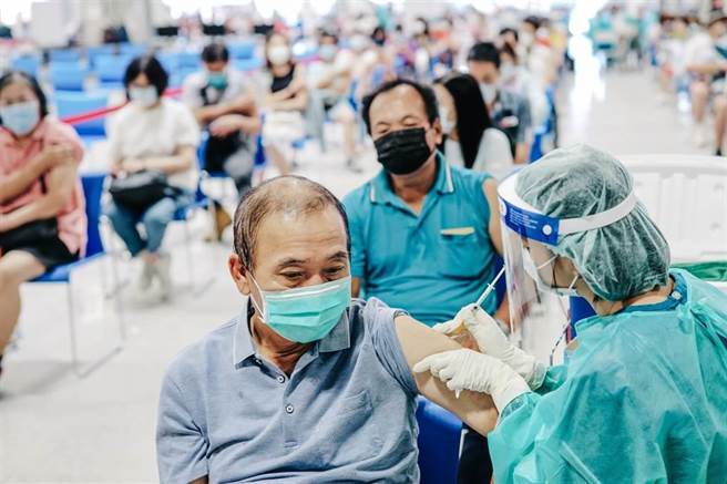 国内疫苗接种进入大规模施打阶段。（资料照／记者郭吉铨摄影）