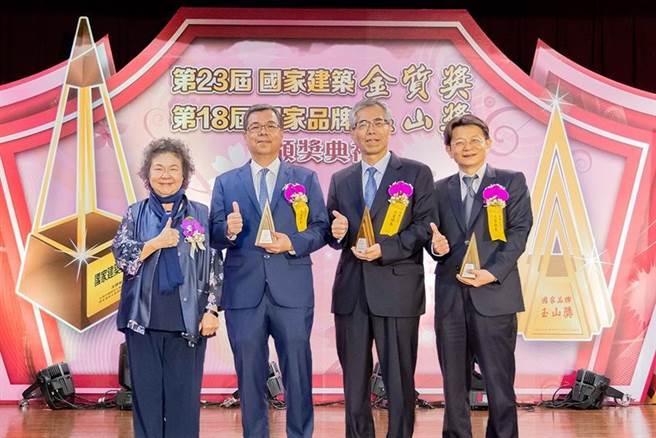 (左起)監察院院長陳菊、元富證券通路事業本部副總張清發、元富期貨總經理黃正雄、財富管理部副總林俊桐。圖／元富證券。
