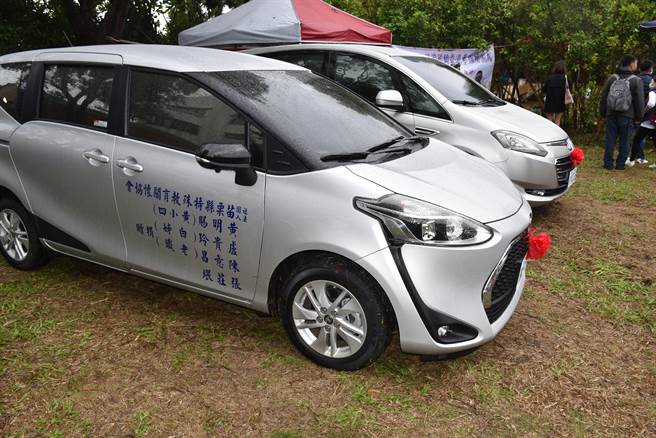 直播主黄小四、白姐等共同募集捐助苗栗县特殊教育协会交通车。（谢明俊摄）